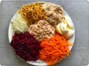 Салат купками на тарілці