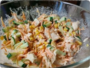 новий салат з куркою і овочами