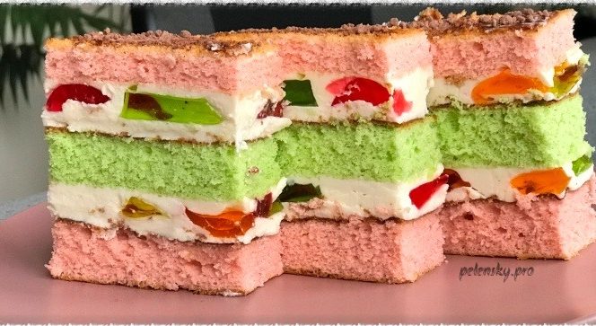 Красивий та кольоровий торт-пляцок “Весняна веселка”