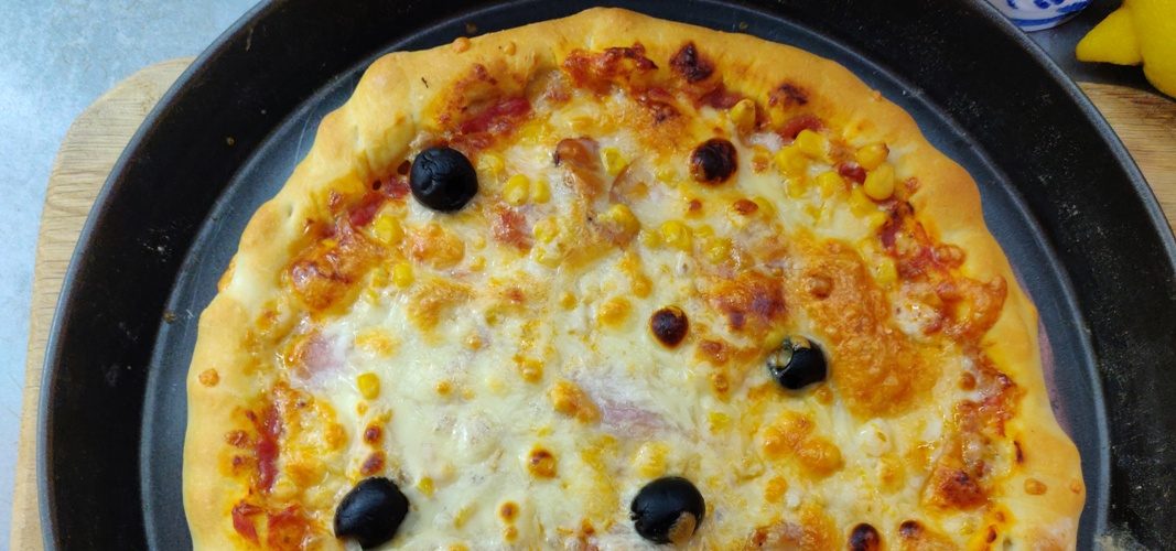 Домашня піца як в піцерії, плюс авторський соус для піци.