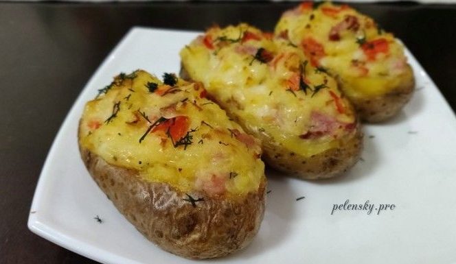 Фарширована  картопля в духовці з сиром, м’ясом і перцем.