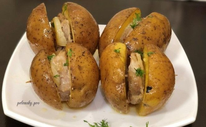 Рецепт запеченої картоплі з м’ясом у фользі “Дві коліжанки”