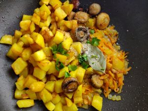 Пісна гаряча страва з картоплі і грибів