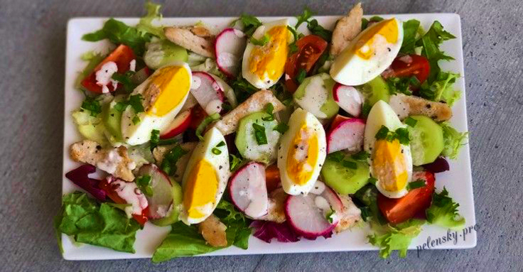 Весняний салат з яйцями і овочами