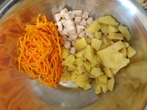 Салат з куркою і корейською морквою