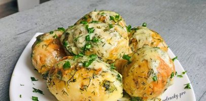 Рецепт молодої картоплі запеченої з сметаною і кропом в духовці.