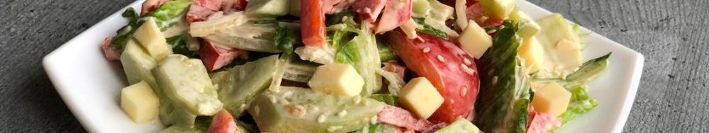 Салат з моцареллою, овочами та оригінальною заправкою “Лямур”.