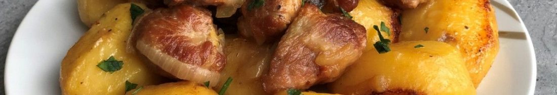 Тушкована картопля з м’ясом, рецепт гарячої другої страви.