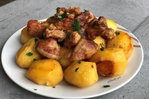Картопля з м'ясом на сковороді