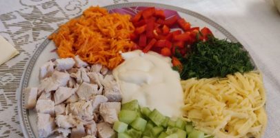 Салат з корейською морквою і куркою “Світлофор”.
