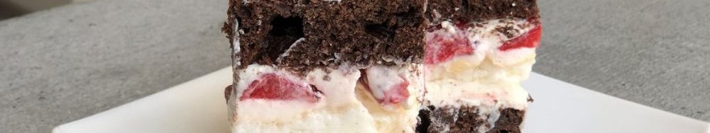 Пляцок з полуницею “Літня ейфорія”. Рецепт простого торта.