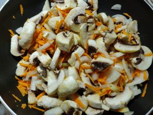 Салат з спаржевої квасолі (шпарагівки) і грибами