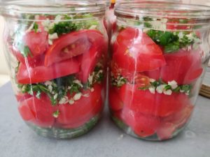Мариновані помідори половинками