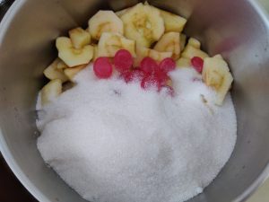 Яблучне варення з маслом і цукерками