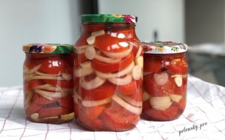 Мариновані помідори кільцями з цибулею до м’яса і картоплі на зиму.
