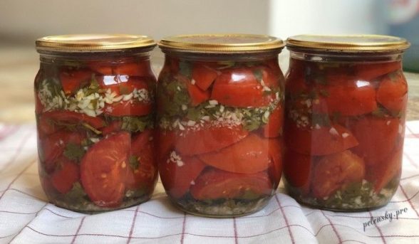Рецепт маринованих помідорів половинками з часником на зиму.