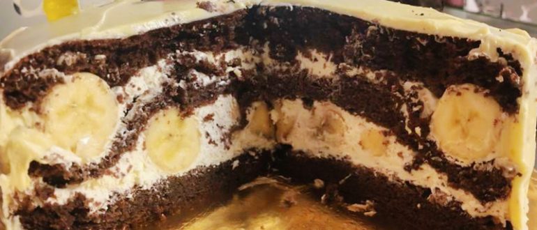 Шоколадний бісквітний торт з бананом