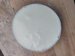 Тоненькі млинці на молоці - тепле молоко