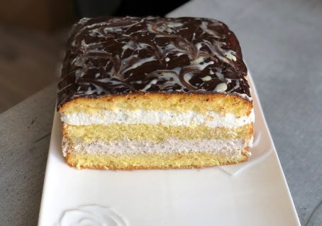 Бісквітний торт з баноновим кремом і суфле.