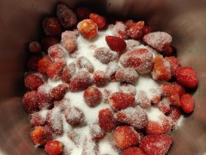 Варення з полуниці із цілими ягодами - цукрування