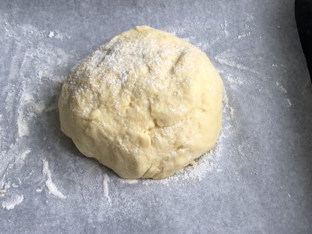 Пісочне тісто на сметані для пляцків, пирогів, і печива.