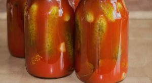 Салат з огірків у томатному соусі