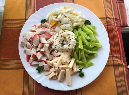 Салат з крабовими паличками”Русалка”: рецепт швидкого салату.