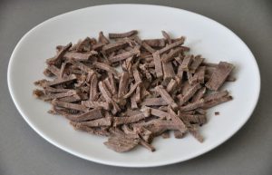 Салат з яловичиною та солоними огірками «Ненажера»