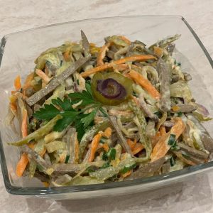 Салат з яловичиною та солоними огірками «Ненажера»