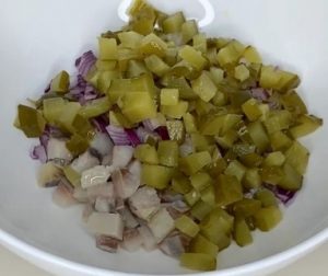 швидкий салат з оселедцем - огірки