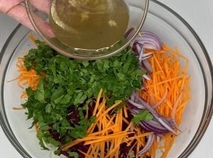 Салат з свіжих овочів без майонезу - запрака