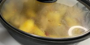 Тушкована картопля з м'ясом в сковороді
