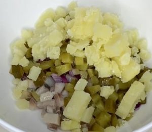 швидкий салат з оселедцем - картопля