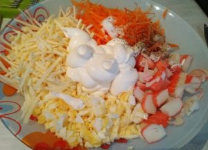 Салат з морквою і крабовими паличками 