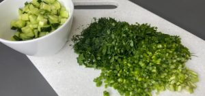 Салат з курки і огірками - зелень