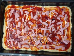 Домашня швидка піца на кефірі - ковбаса