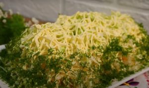 салат з пекінської капусти і шинки «Лебединий пух»