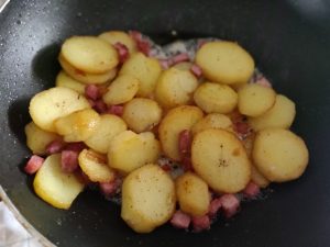 Картопля по-селянськи на сковороді