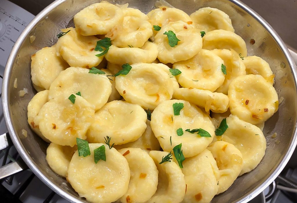Прості картопляні галушки з сиром