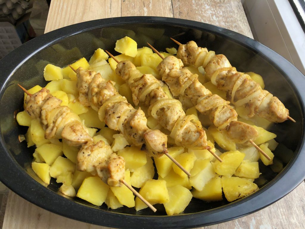 Курячий шашлик з картоплею в духовці