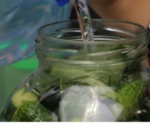 Скільки солі потрібно на квашені огірки: рецепт та відсоток солі