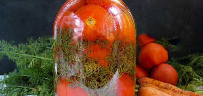 помідори з морквяним бадилям