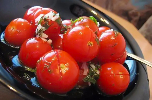 Малосольні томати з часничком