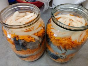 Скумбрія з морквою і цибулею запечена