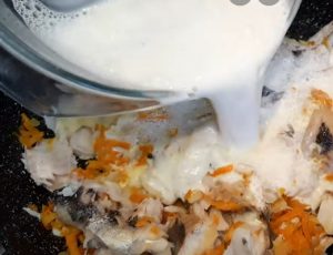 Тушкований хек з овочами у вершковому соусі