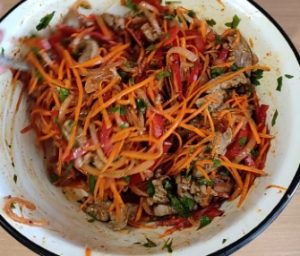 Салат з курячої печінки і моркви по-корейськи