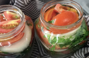 мариновані помідори разом з цибулею